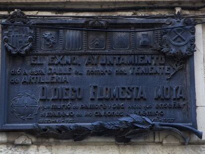 La placa del 1927 que recorda Diego Flomesta, que va morir en les guerres del Marroc al començament del segle XX.