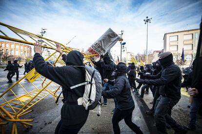 Los manifestantes levantan las vallas para acceder al acto de celebración del aniversario del 40º aniversario de la Constitución, en Girona.