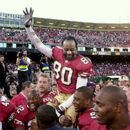 Jerry Rice es paseado a hombros por sus compañeros tras su último partido con el San Francisco, en 2000.