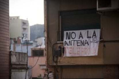 Carteles de protesta contra la instalación de la antena de la calle Fastenrath.