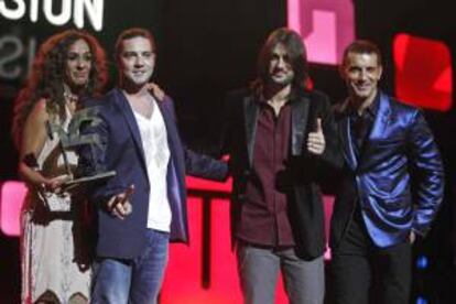 Los cantantes (i-d) Rosario Flores, David Bisbal, Melendi y el presentador Jesús Vázquez, tras recibir el Premio Ondas al "Mejor programa de entretenimiento", La Voz, durante la gala de entrega de los Premios Onda 2012. EFE/Archivo