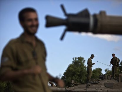 Soldados israelenses sobre um tanque na fronteira com Gaza.