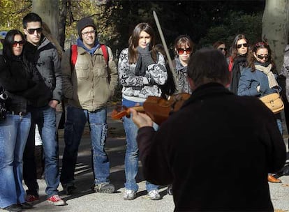 Concierto de músicos callejeros y Pitingo ayer en el Parque del Retiro.