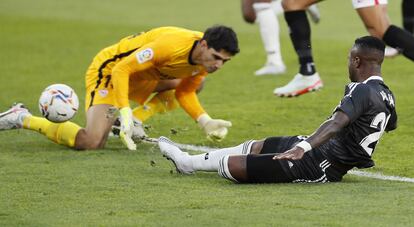 Bono falla al atrapar el balón después de que Vinicius lo rozara en la jugada que supuso el único gol del Real Madrid este sábado en el Sánchez Pizjuán.