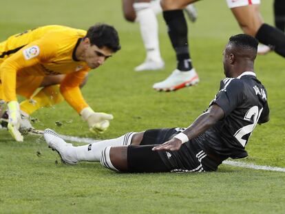 Bono falla al atrapar el balón después de que Vinicius lo rozara en la jugada que supuso el único gol del Real Madrid este sábado en el Sánchez Pizjuán.