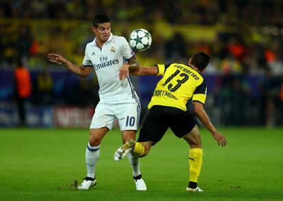 James Rodríguez y Raphael Guerreiro disputan el balón. 