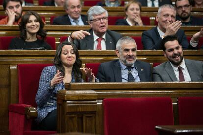 Arrimadas, Carrizosa y de Páramo, diputados de Ciutadans, durante el Pleno de investidura, el 22 de marzo.


