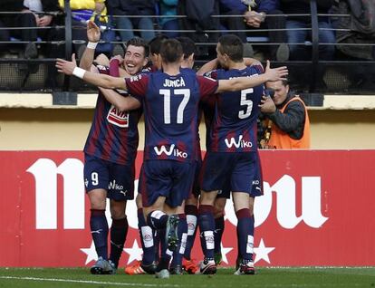 Los jugadores del Eibar celebran un gol.