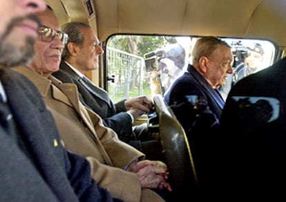 Los almirantes Anaya (con gafas) y Lambruschini (a la derecha), tras declarar el pasado día 25 en un tribunal.

General Jorge Rafael Videla.

Un grupo de las Madres de Mayo se manifiesta en repulsa del golpe militar de Videla al cumplirse el 26º aniversario en marzo de 2002.