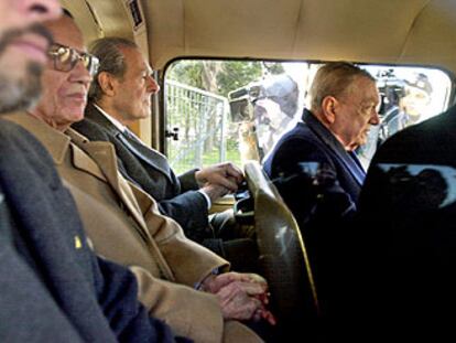 Los almirantes Anaya (con gafas) y Lambruschini (a la derecha), tras declarar el pasado día 25 en un tribunal.
General Jorge Rafael Videla.
Un grupo de las Madres de Mayo se manifiesta en repulsa del golpe militar de Videla al cumplirse el 26º aniversario en marzo de 2002.
