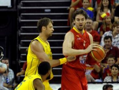 Pau Gasol, ante David Andersen y Patrick Mills. 