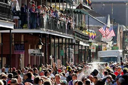 Alegría en Nueva Orleans al fin, en el desfile que abre las fiestas del Mardi Grass (martes gordo) y que han llenado de gente las calles de la ciudad estadounidense, golpeada hace meses por el huracán Katrina.