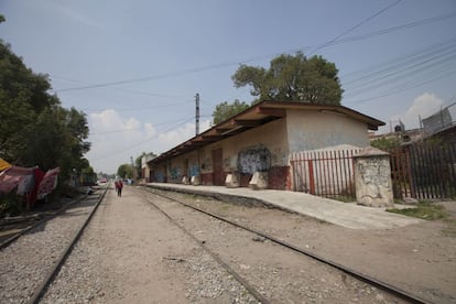 A la derecha de las vías están las bodegas que quieren utilizar como aulas para la escuela. A ambos lados, se amontona también el resto de vagones del ferrocarril, donde siguen viviendo los que en otro tiempo se movían con él.