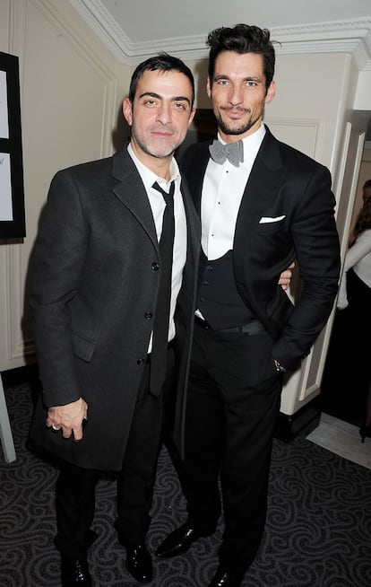 El diseñador Antonio Berardi posa junto al modelo David Gandy en la celebración de los British Fashion Awards 2011, en el hotel Savoy de Londres, el 28 de noviembre de 2011