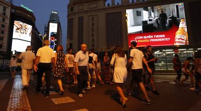 Luminosos publicitarios en la plaza de Callao, el viernes pasado por la noche.