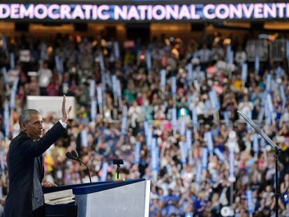 El presidente Obama saluda a los delegados antes de su discurso en Filadelfia.