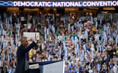 El presidente Obama saluda a los delegados antes de su discurso en Filadelfia.