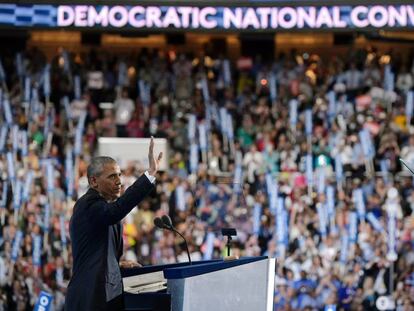 El presidente Obama saluda a los delegados antes de su discurso en Filadelfia.