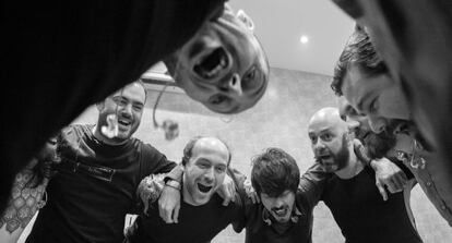 Una de las imágenes que el fotógrafo Martin Page realizó en el backstage de uno de los conciertos de la 'Gira La Deriva'.