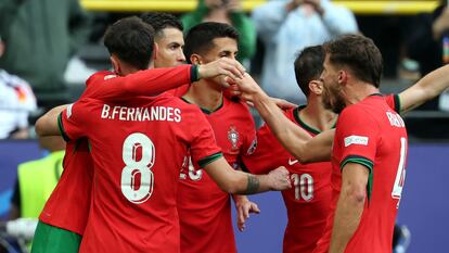 Bruno Fernandes celebra su gol con sus compañeros de la selección portuguesa.