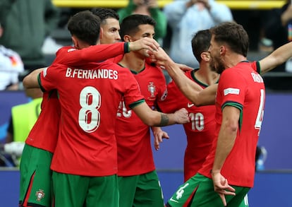Bruno Fernandes celebra su gol con sus compañeros de la selección portuguesa.