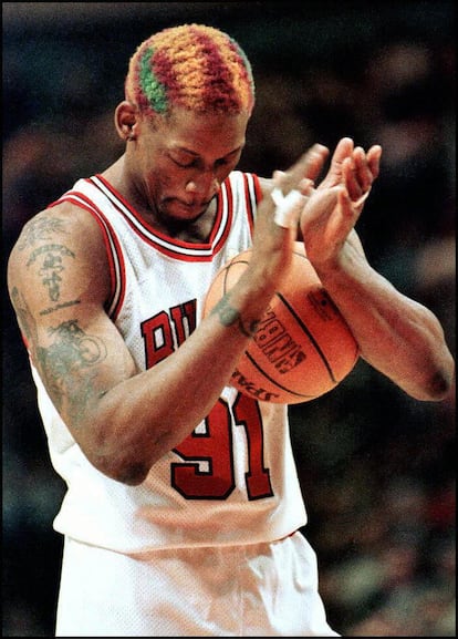 El jugador de baloncesto Dennis Rodman, en un partido de Chicago Bulls en casa contra Los Angeles Lakers, en diciembre de 1996.