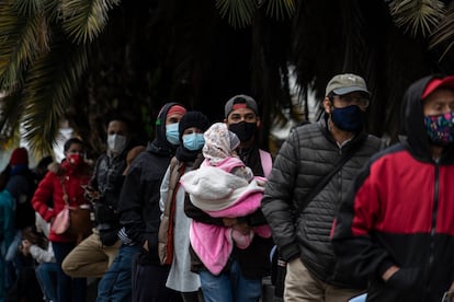 Decenas de personas hacen fila para pedir su incapacidad por covid-19 a las afueras de la clínica número 28 del IMSS, en Ciudad de México, este martes.