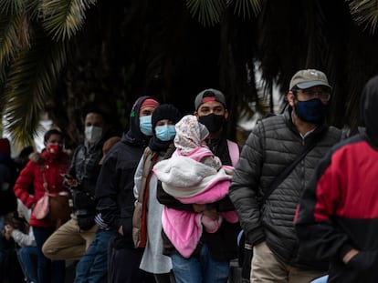 Decenas de personas hacen fila para pedir su incapacidad por covid-19 a las afueras de la clínica número 28 del IMSS, en Ciudad de México, este martes.