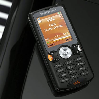 Sony Ericsson continúa con la música en su punto de mira. El último móvil se llama W810i y permite cargar música al teléfono. En negro satinado y contorno naranja, estará disponible en el primer trimestre de este año.