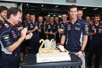 Mark Webber celebra con los integrantes de Red Bull su carrera 200 en la F-1.