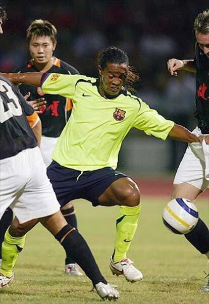 Ronaldinho ha sido el centro de atención del Barcelona en Asia.