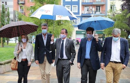 El candidato a lehendakari por la coalición PP+Cs, Carlos Iturgaiz, (en el centro) pasea por Bilbao con el alcalde de Badalona, Xavier García Albiol, (segundo a la izquierda) la presidenta del PP vizcaíno Raquel González (izquierda) y el número dos de su candidatura, Luis Gordillo (Cs)