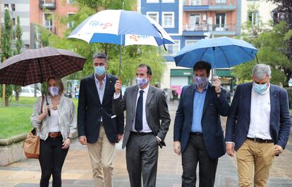 El candidato a lehendakari por la coalición PP+Cs, Carlos Iturgaiz, (en el centro) pasea por Bilbao con el alcalde de Badalona, Xavier García Albiol, (segundo a la izquierda) la presidenta del PP vizcaíno Raquel González (izquierda) y el número dos de su candidatura, Luis Gordillo (Cs)