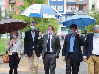 El candidato a lehendakari por la coalición PP+Cs, Carlos Iturgaiz, (en el centro) pasea por Bilbao con el alcalde de Badalona, Xavier García Albiol, (segundo a la izquierda) la presidenta del PP vizcaíno Raquel González (izquierda) y el número dos de su candidatura, Luis Gordillo (Cs)