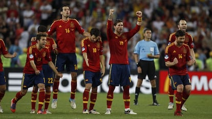 Casillas detiene el lanzamiento de Moutinho.