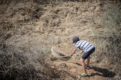 Una silla de ruedas emergió de las orillas del río Guadarrama. La cercanía de una residencia de ancianos al hallazgo hace que Antonio Luengo, organizador de la batida en la que se encontró el objeto, lo recuerde con socarronería: “Daba mal rollo, la verdad. Te preguntas cómo es posible que la gente tire cosas así a un río”. No fue la única sorpresa del día. “Sacamos restos de vehículos, amortiguadores en medio de la nada”, enumera Luengo, presidente de la Asociación Canina Licaón, que organiza una acción de limpieza en San Fernando de Henares en la que participará un grupo de unas 70 personas. Como propietario de un perro, ha observado una reciente extravagancia. “La gente envuelve los excrementos y los deja sin recoger. ¿Para qué lo hacen entonces?”, se asombra