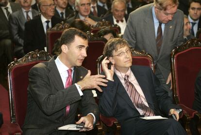 9 de noviembre de 2006. El príncipe Felipe junto a Bill Gates, fundador de Microsoft, después de recibir el Premio Príncipe de Asturias de Cooperación Internacional.