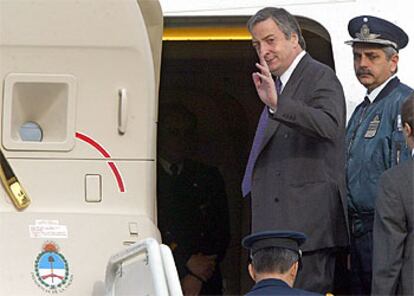 Néstor Kirchner saluda desde el avión oficial <i>Tango 01</i> en presencia del comodoro Carlos Cavallo el pasado mes de agosto.