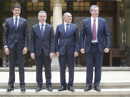 El lehendakari Urkullu, acompañado (desde la izquierda) por los diputados generales de Bizkaia, Unai Rementería; de Álava, Ramiro González, y de Gipuzkoa, Markel Olano.