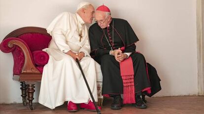 Benedicto XVI (Anthony Hopkins) y Francisco (Jonathan Pryce), en ’Los dos Papas’. 
 