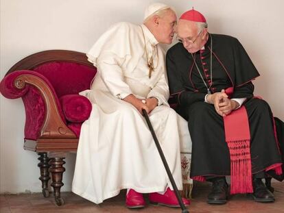 Benedicto XVI (Anthony Hopkins) y Francisco (Jonathan Pryce), en ’Los dos Papas’. 
 