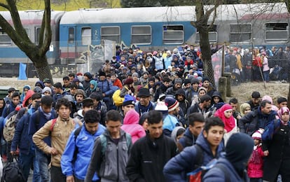 Un grupo de migrantes caminan hacia un campo de refugiados este martes en Sentilj (Eslovenia), en la frontera con Austria.