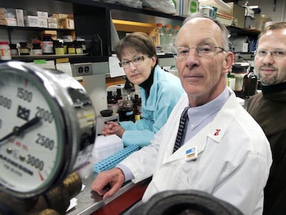 El monje Dennis-Anthony Wyrzykowski, a la derecha, junto a los doctores James Dobson y su esposa Susan, en el laboratorio en el que desarrollaron la f&oacute;rmula del Easemine. 