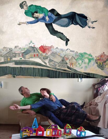 'Sobrevolando la ciudad', de Marc Chagall. La obra original podrá volver a disfrutarse en la Galería Tretyakov de Moscú cuando acabe el confinamiento, pero hasta entonces dos usuarios de Facebook la han recreado, con más humor que realismo, en su domicilio.