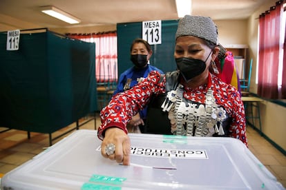 La expresidenta chilena de la Convención Constituyente, Elisa Loncón, emite su voto durante el referéndum para aprobar o rechazar la nueva Constitución, en un colegio electoral en Santiago.