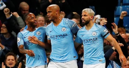 Sterling y Agüero felicitan a Kompany por su gol.