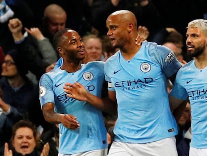 Sterling y Agüero felicitan a Kompany por su gol.