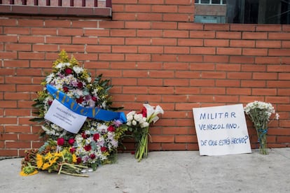 Flores y mensajes en la entrada del Comando General de la Armada Bolivariana en recuerdo del capitán venezolano, Rafael Acosta Arévalo.