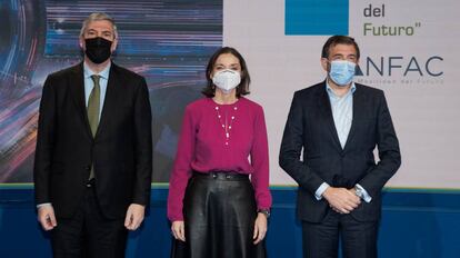 José Vicente de los Mozos, presidente de Anfac; Reyes Maroto, ministra de Industria, Comercio y Turismo, y José López-Tafall, director general de Anfac, abren el foro 'La movilidad del futuro' de la patronal, este miércoles.