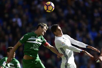 Raphael Varane (derecha) del Real Madrid y Bustinza del Leganés, momentos antes de golpear de cabeza.